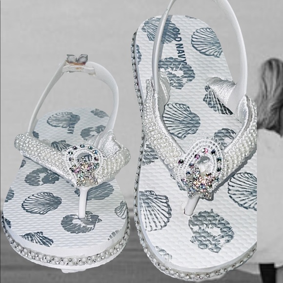 Old Navy Youth wedding Flip Flop Sandals, SZ 11, Flower Girl, Beach wedding Shoe